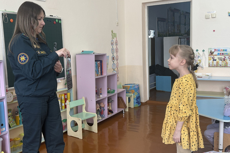 В учреждениях образования проходят уроки безопасности с участием работников Бобруйского горрайотдела по чрезвычайным ситуациям. Фото: МЧС.