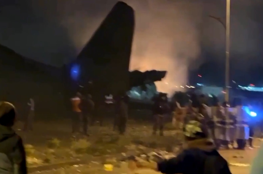 Самолет с грузом денег разбился в Боливии. Полицейские задержали 12 человек, которые пытались унести разбросанные купюры. Кадр видео Reuters.