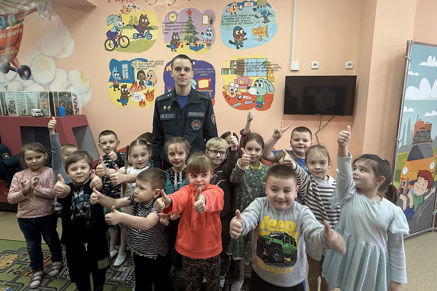 В учреждениях образования проходят уроки безопасности с участием работников Бобруйского горрайотдела по чрезвычайным ситуациям. Фото: МЧС.