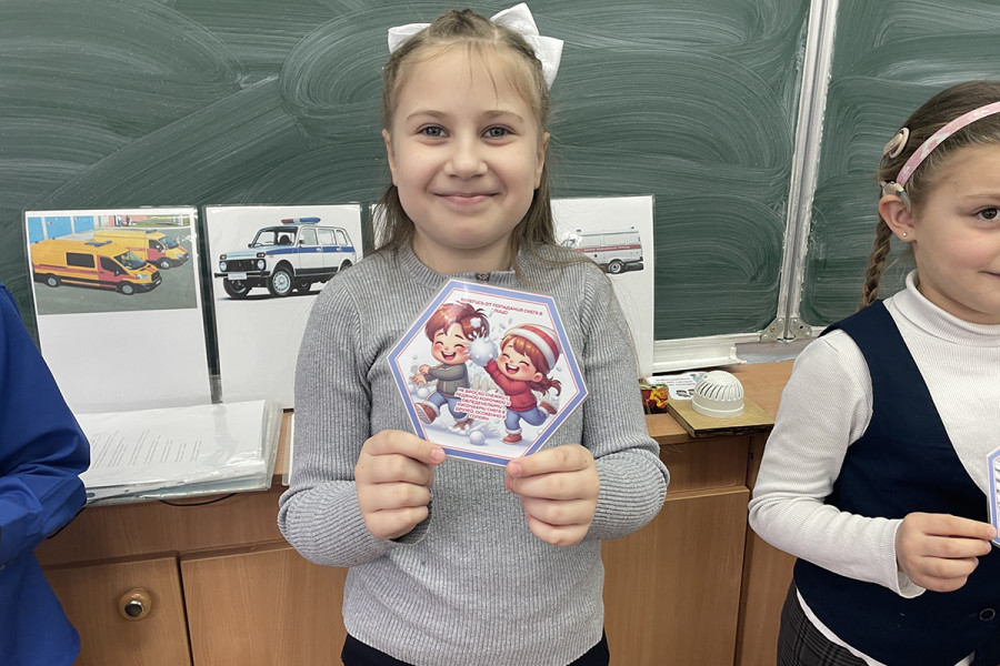 В учреждениях образования проходят уроки безопасности с участием работников Бобруйского горрайотдела по чрезвычайным ситуациям. Фото: МЧС.