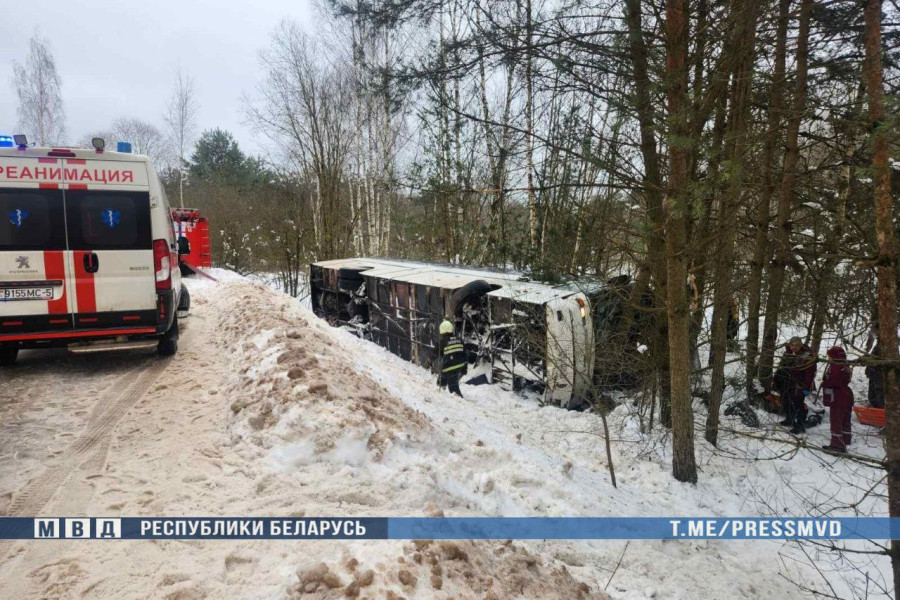 Автобус с 47 пассажирами опрокинулся в Логойском районе. Есть пострадавшие