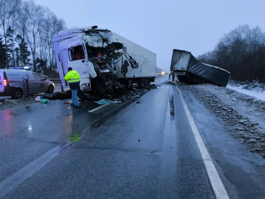 14 февраля 2026 года. Под Смоленском столкнулись две фуры. Фото: Госавтоинспекция Смоленской области.