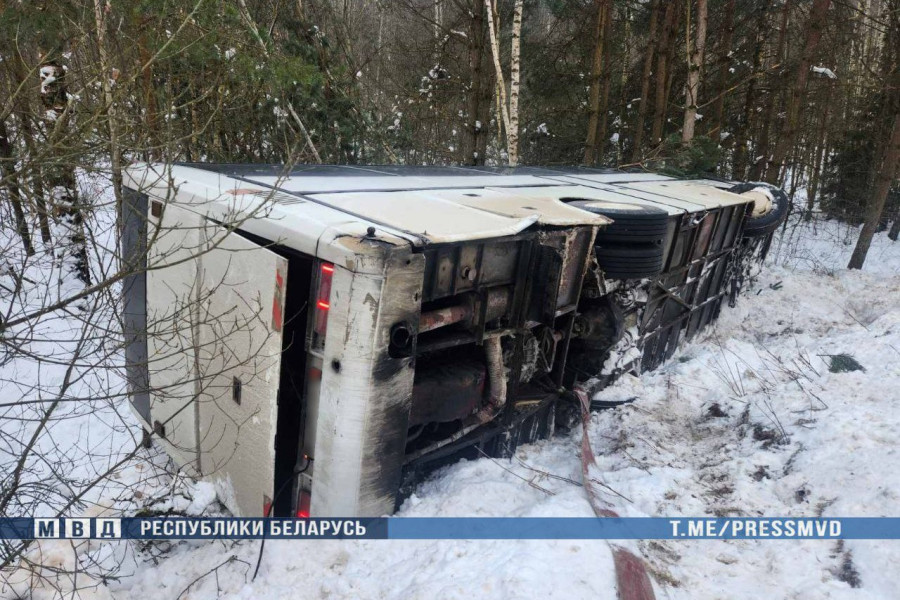 14 февраля 2026 года. В Логойском районе автобус DAF съехал в кювет и опрокинулся. Фото: МВД Беларуси.