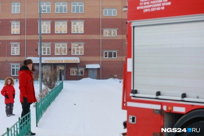 4 февраля 2026 года. В Красноярске восьмиклассница облила бензином и подожгла одноклассника. Возле школы работают полицейские и Росгвардия. Фото: NGS24.