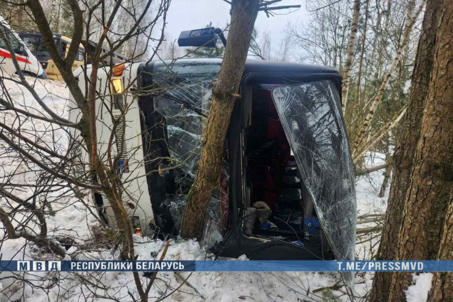 14 февраля 2026 года. В Логойском районе автобус DAF съехал в кювет и опрокинулся. Фото: МВД Беларуси.