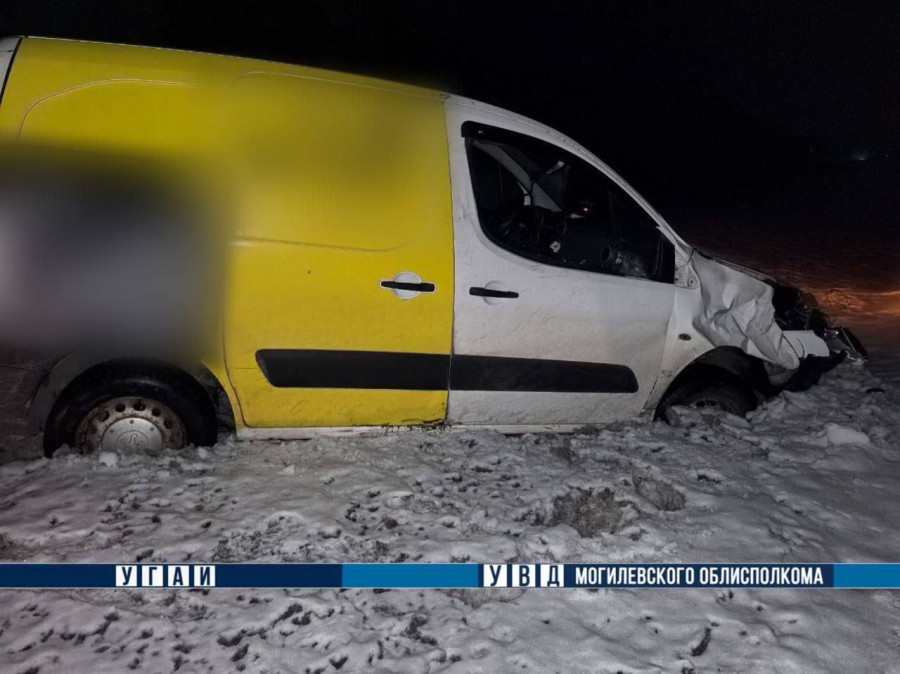 27 февраля 2026 года. На 99 километре автодороги Минск – Гомель в Осиповичском районе 32-летний водитель автомобиля Peugeot Partner совершил наезд на 32-летнего пешехода, Фото: УВД.