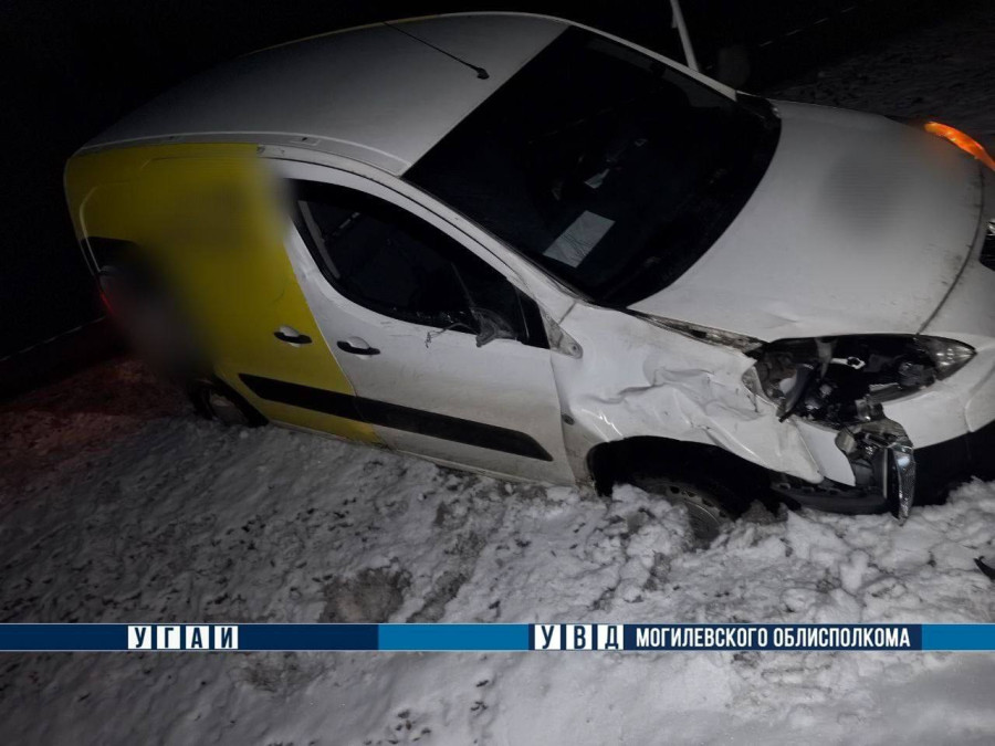 27 февраля 2026 года. На 99 километре автодороги Минск – Гомель в Осиповичском районе 32-летний водитель автомобиля Peugeot Partner совершил наезд на 32-летнего пешехода, Фото: УВД.