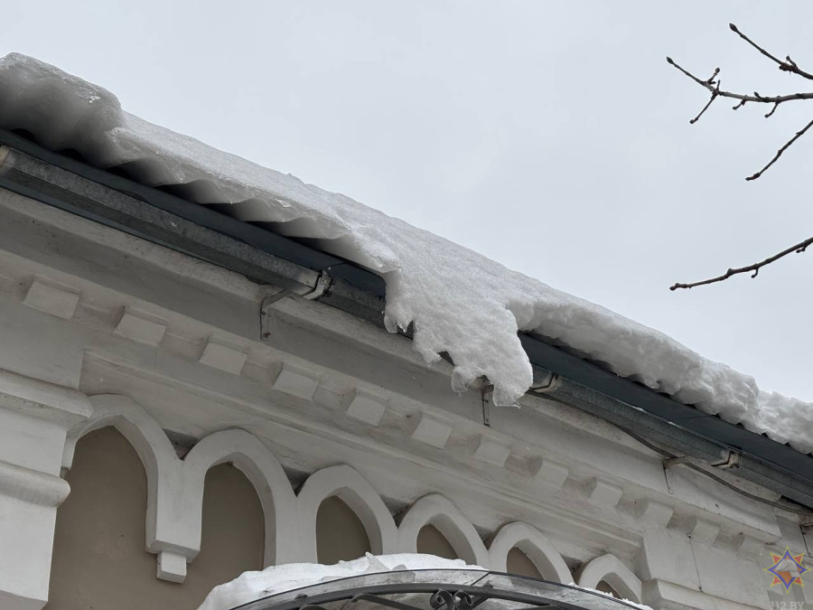 14 февраля 2026 года. На улице Социалистической в Бобруйске в результате падения снега с кровли женщина получила травму. Фото: МЧС.