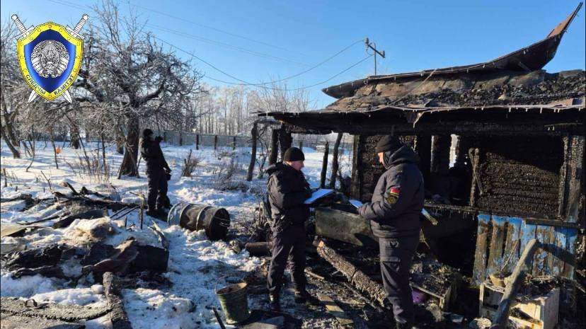 1 февраля 2026 года. На месте пожара в поселке Уборок Осиповичского района работает следственно-оперативная группа. Фото: СК.