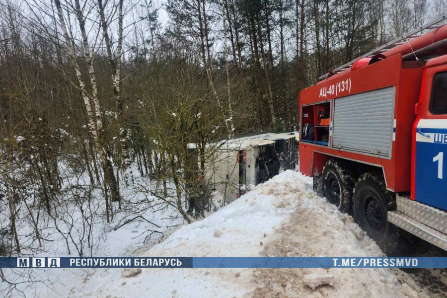 14 февраля 2026 года. В Логойском районе автобус DAF съехал в кювет и опрокинулся. Фото: МВД Беларуси.