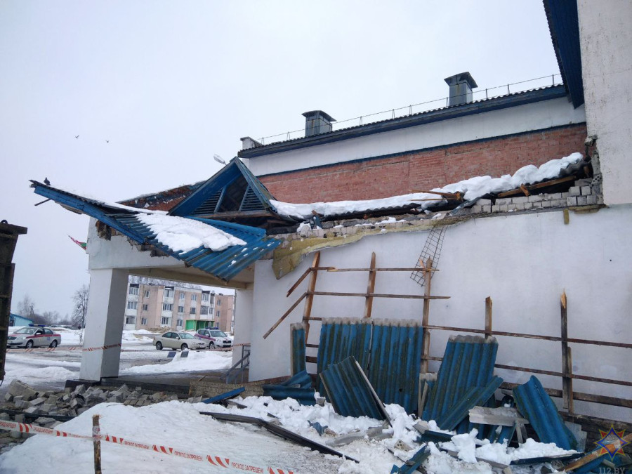 Глусский район, 14 февраля 2026 года. Обрушении кровли здания торгового центра в агрогородке Заелица. Фото: МЧС.