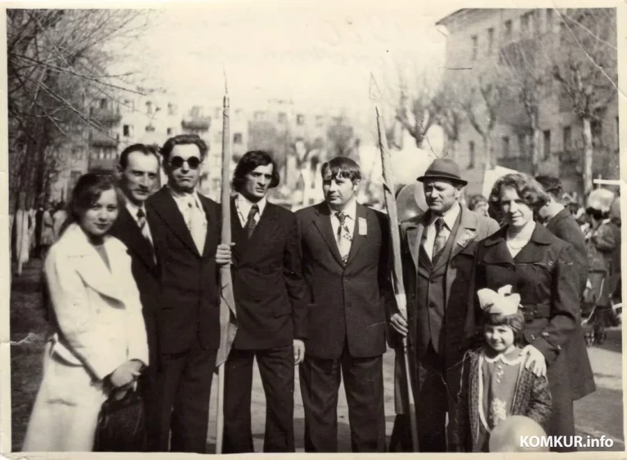 1.05.1980. Геодезический отдел строительно-монтажного треста №22: Свеилана Юрковец, Пётр Бабич, Владимир Смагин, Гюльмирза Агабалаев, Николай Липунов, Иван Алексейчик, Татьяна Палей с дочкой.