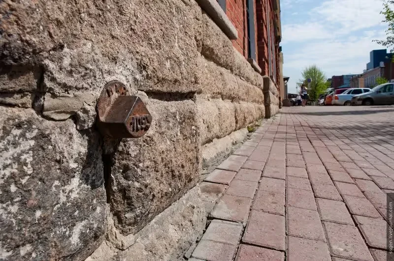 Вот так выглядят геодезические реперы.