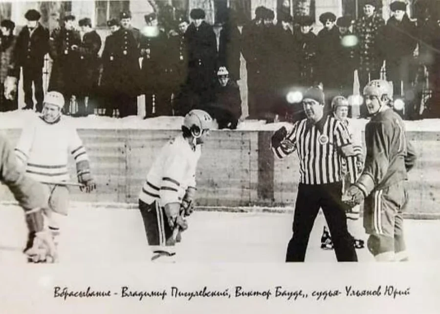 Бобруйский хоккей, вбрасывание...