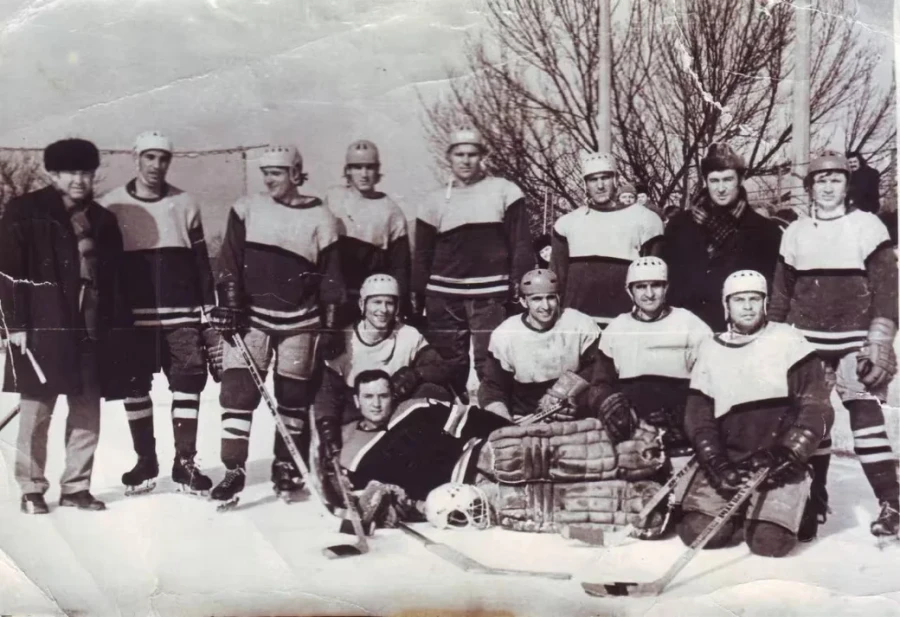 Бобруйский «Строитель» чемпион Беларуси 1975. Слева Геннадий Штейнбук, третий справа стоит Михаил Солодышев