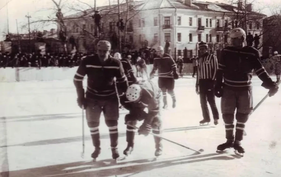 Бобруйск, 1972 г. Юрий Захаров оказывает помощь Юрию Киселеву. на стадионе «Спартак».
