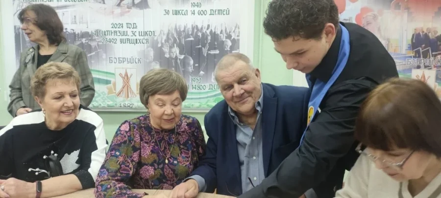2025 г. Бобруйск. Лидия Сергеевна Богданова с другими участниками клуба «Настаўнік» на экскурсии в музейной комнате 30-й школы. Фото из архива Александра Шилова,