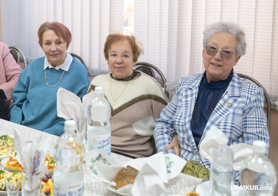 15.01.2026. Ул. Чехова, 54. Встреча участников делового клуба «Кiраўнiк» на Бобруйском заводе биотехнологий в рамках Республиканской новогодней акции для ветеранов и пожилых людей «От всей души».