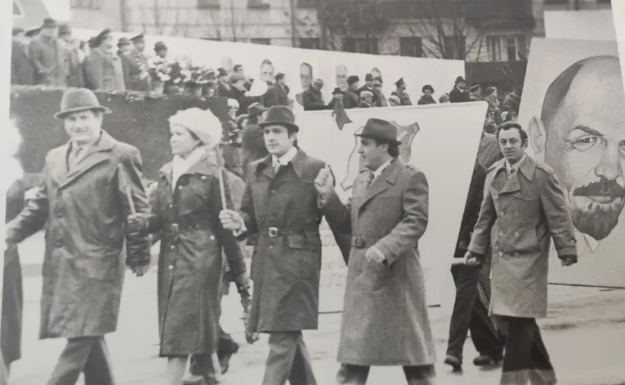 1970-е. Также коллектив кожкомбината на праздничной демонстрации.