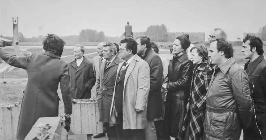 Гости из Болгарии - на экскурсии в Хатыни.