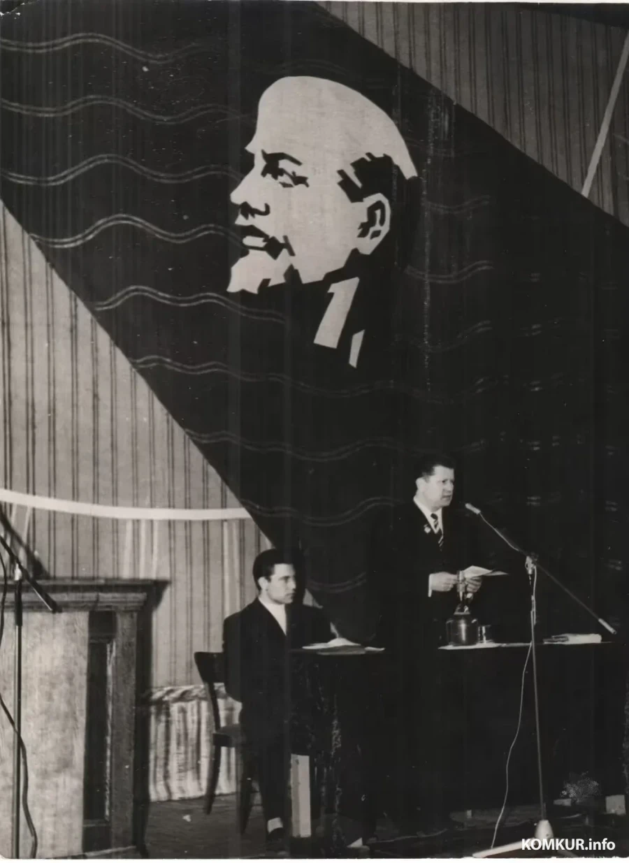 1971. Семинар культработников в Доме кульутры. Выступает Георгий Шароваров, рядом - секретарь горкома комсомола Козлов Виталий.