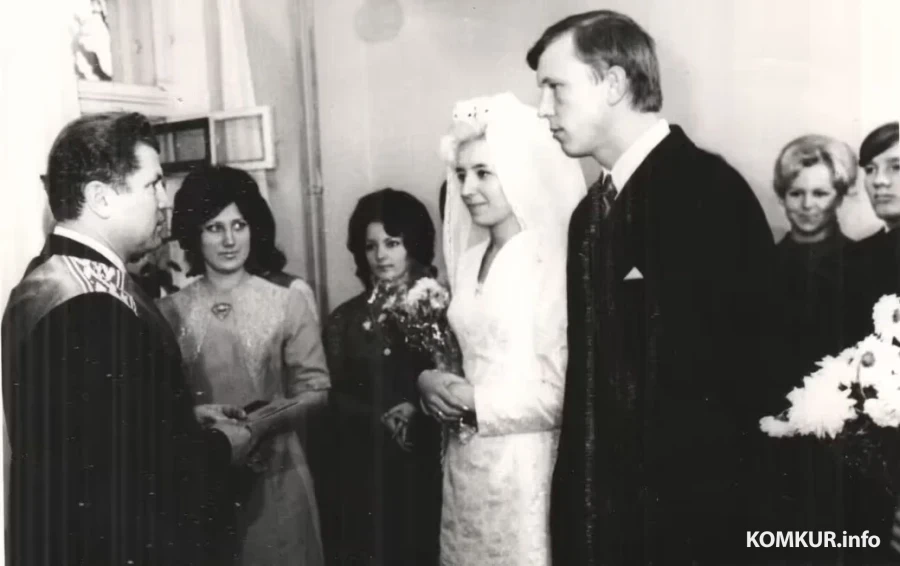 1973 год. Георгий Шароваров, как депутат горсовета, поздравляет молодоженов в новом здании загса. Тогда депутаты дежурили там и поздравляли молодых.