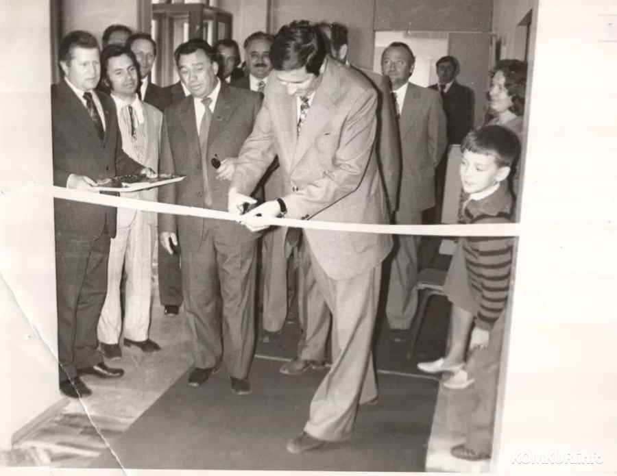 31 мая 1977 год. Открытие выставочного зала 1-м секретарем Габровского окружного комитета БКП. Георгий Шароваров - первый слева.