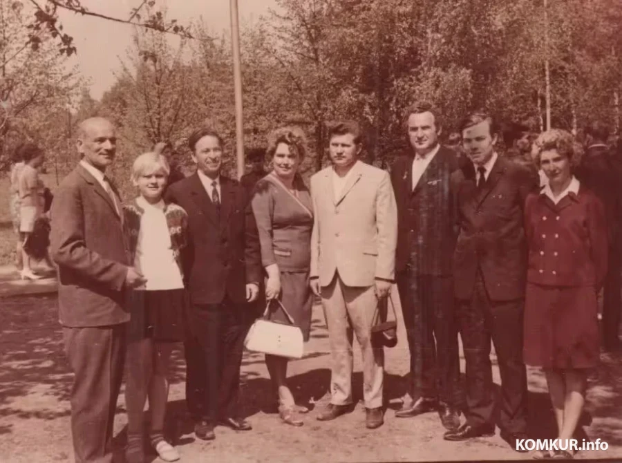 1970. В парке. Шендерович директор парка (первый слева), дочь нашего героя Елена, его заместитель, Георгий Федорович с женой, Рубанчик заведующий клубом фабрики Дзержинского, Нефедов методист дома культуры, заведующая массовым сектором Колесникова.