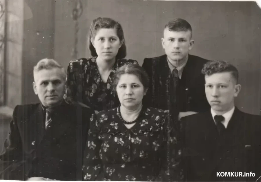 1954 год. Георгий Шароваров (нижний ряд первый справа) с родителями, братом и сестрой.