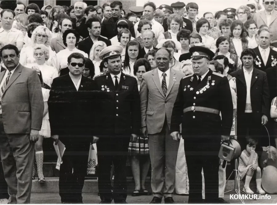 Площадь Ленина, 1970-е. Слева направо: Плоткин М.И.-руководитель сводного хора, Шароваров Г.Ф., Маслов-начальник милиции, Пилипенко В.А -заместитель председателя горисполкома, Кукреш- военком г. Бобруйска.