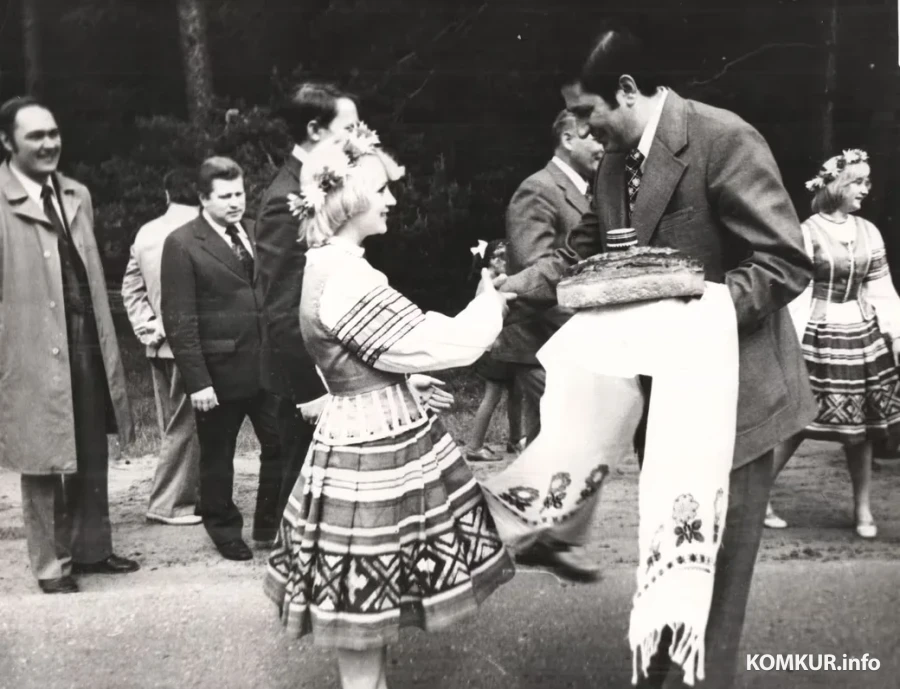 1970-е. Встреча болгарской делегации. Георгий Шароваров-второй слева. Хлебом-солью встречают секретаря Габровского округа-побратима Могилевской области.