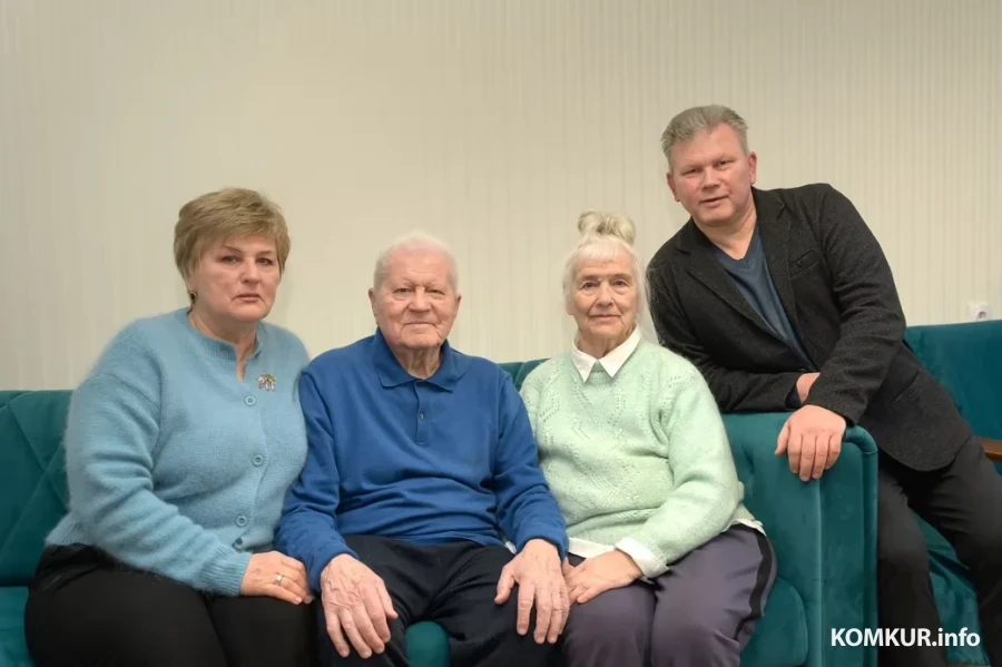 11.02.2026. Бобруйск. Семья Шароваровых: дочь Елена Георгиевна, Георгий Федорович Шароваров, его супруга Нина Михайловна и сын Александр.