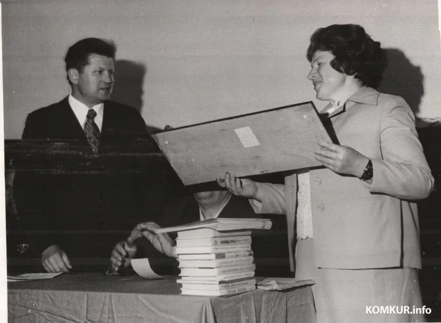 1970-е. Георгий Шароваров вручает подарки заведующей библиотекой Гоголя Галимской Эмме Васильевне.