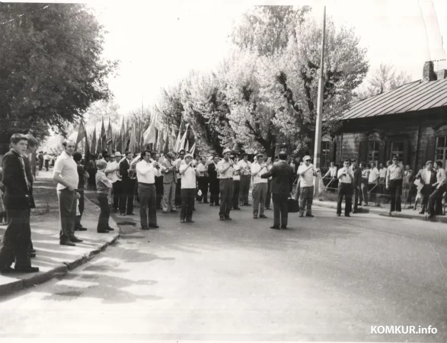 1970 год. Сводный городской хор на улице Пушкина. Георгий Федорович Шароваров -справа возле дома.