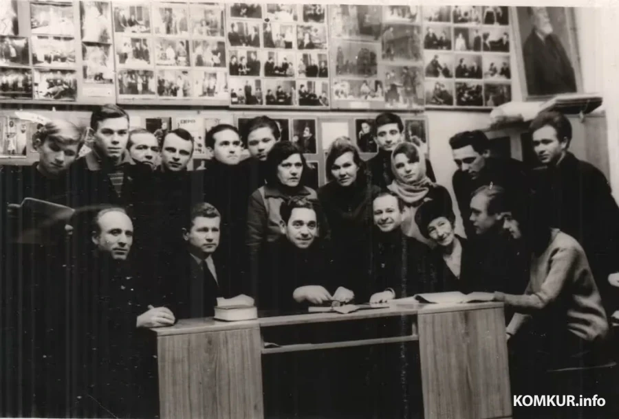 1970 год, Народный театр в городском Доме культуры. Руководитель Шурин Борис Исаакович в центре за столом, слева от него Георгий Шароваров и артисты театра.
