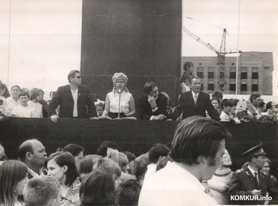 1974 год. Площадь Ленина. Георгий Шароваров- на трибуне первый слева. На заднем плане- строящееся здание горисполкома.