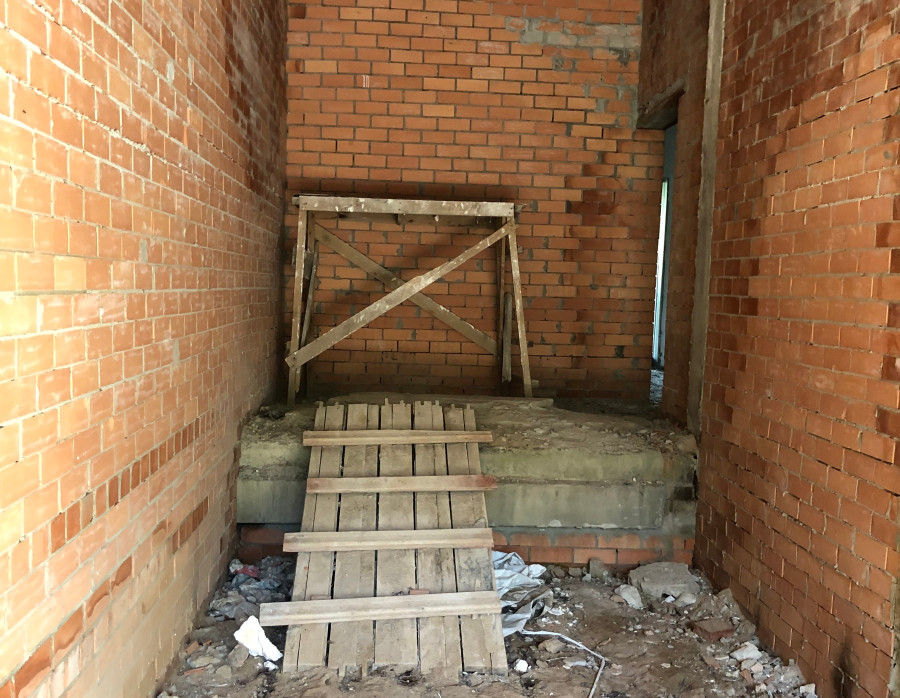 Июнь 2024 года. Бобруйск. Недостроенный жилой дом на улице Горелика.