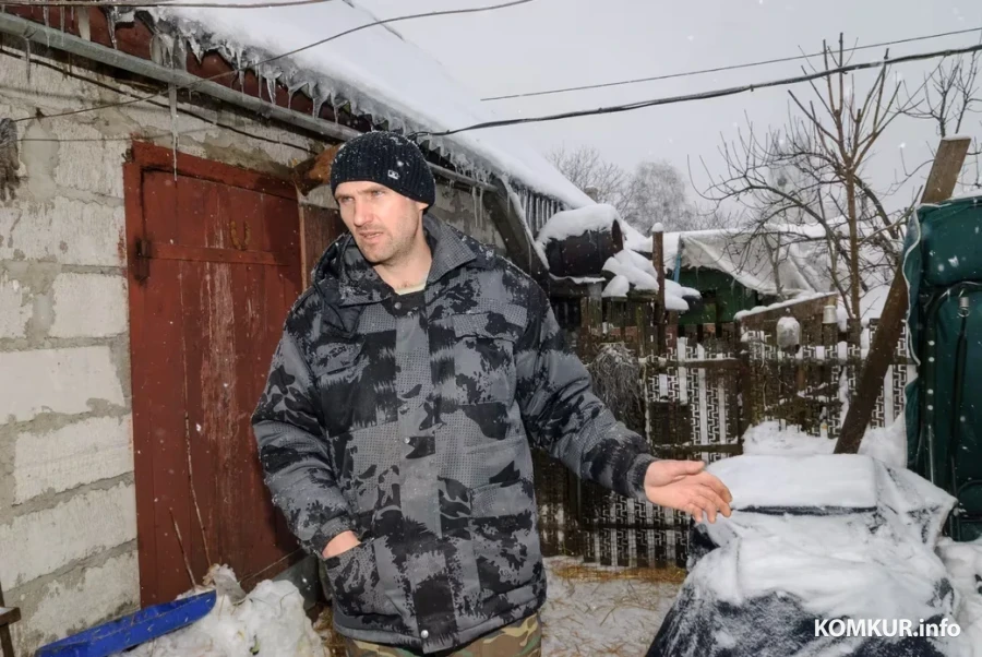 05.02.2026. Бобруйчанин Сергей Семенков держит свиней, кроликов и птиц на приусадебном участке.