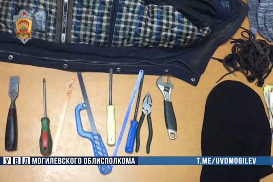 В Бобруйске вор ночью проник в магазин и похитил выручку из сейфа 