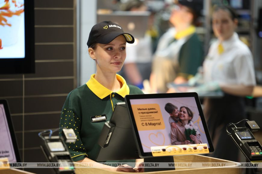 Лукашенко посетил «Мак.бай» и продегустировал местное меню