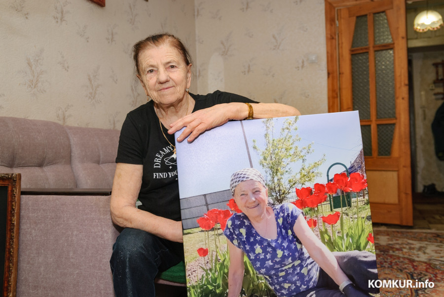 «Старость меня не догонит, потому что я всегда в движении». 90-летняя бобруйчанка ходит на танцы, работает на огороде, подрабатывает на чернике
