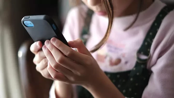 Возрастные ограничения на соцсети вводить в Беларуси пока не планируют