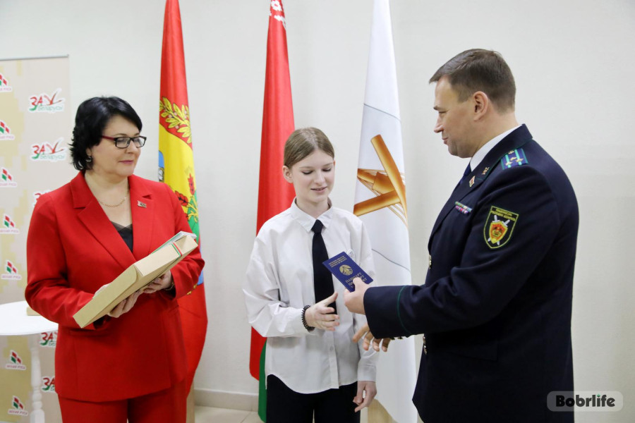 В преддверии Дня Конституции учащимся Бобруйска вручили первые паспорта. Фото: bobrlife.by.