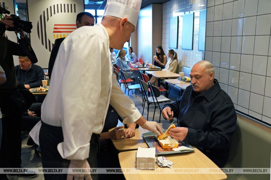 8 марта 2026 года. Лукашенко 8 марта приехал в один из ресторанов сети «Мак.бай» в Минске. Фото: БЕЛТА.