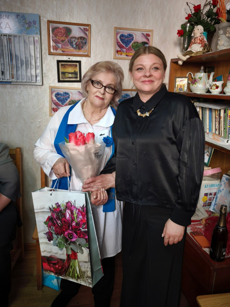 Наталья Николаевна Скороход (слева) - ветеран клуба «Незабудка».