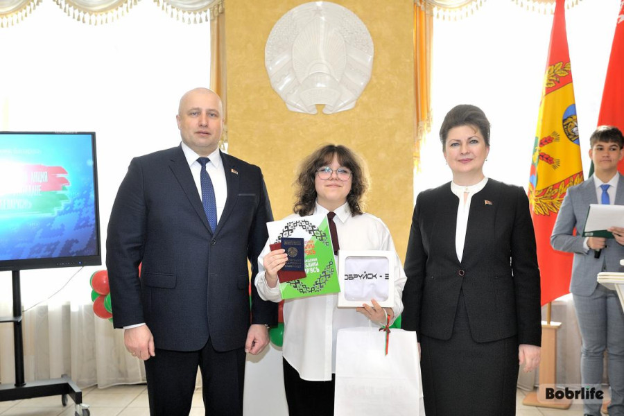 В преддверии Дня Конституции учащимся Бобруйска вручили первые паспорта. Фото: bobrlife.by.
