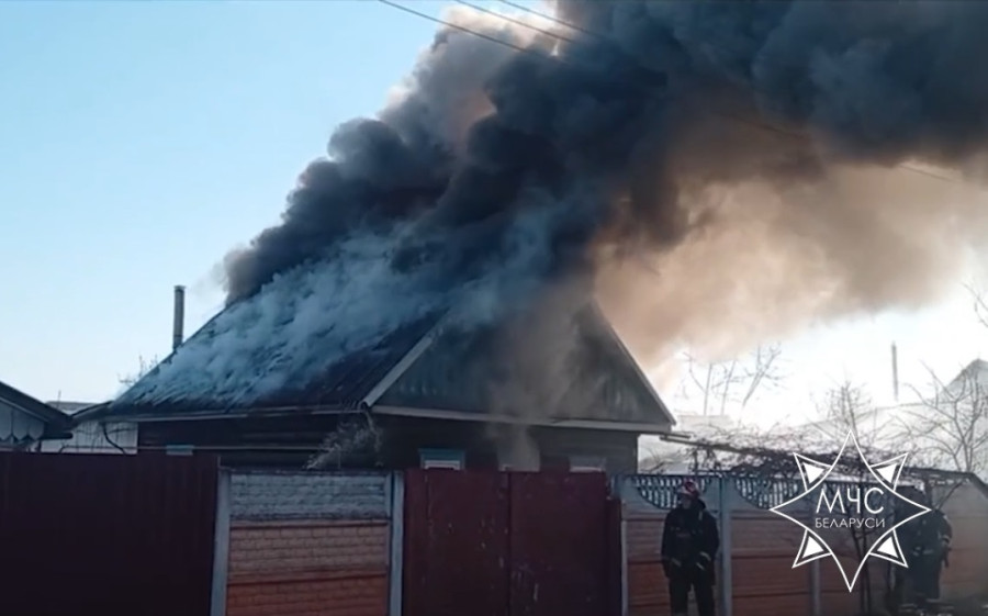 Бобруйск, 21 марта 2026 года. Пожар на улице Кутузова. Кадр видео МЧС.