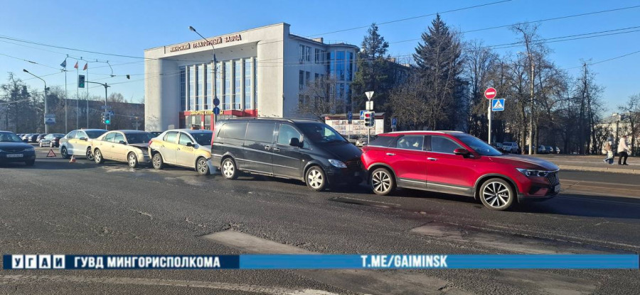 18 марта 2026 года. Пять автомобилей столкнулись в Минске на улице Долгобродской. Фото: ГАИ.