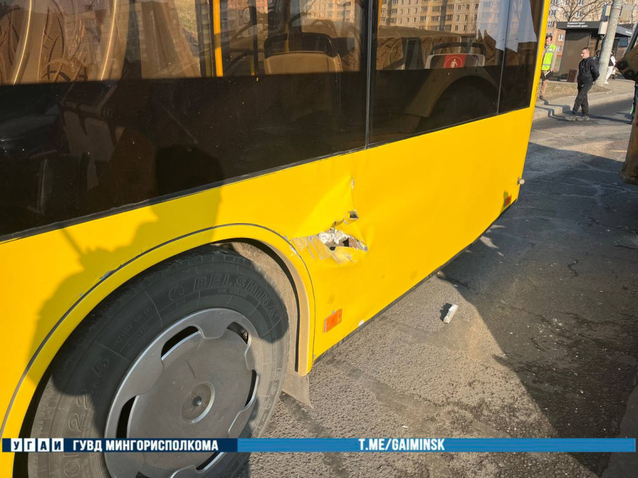 28 марта 2026 года. ДТП с участием трактора, автобуса и грузовика в Минске. Фото: ГАИ.