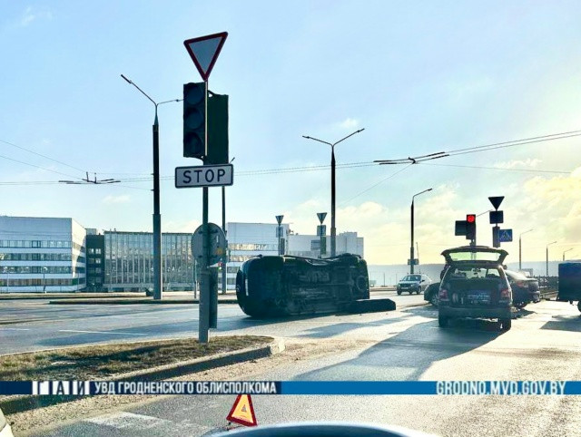 Катафалк с гробом перевернулся после ДТП в Гродно